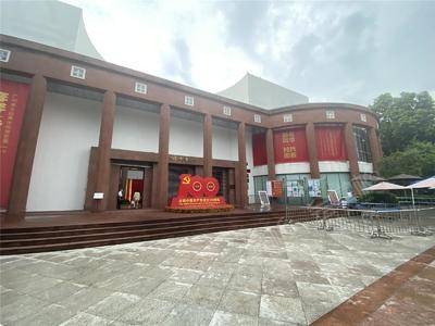 广州艺术博物院正门左侧视图